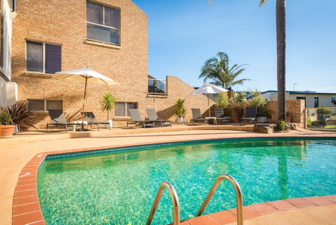 Black Dolphin Resort Motel & Apartments - Foster Accommodation 2