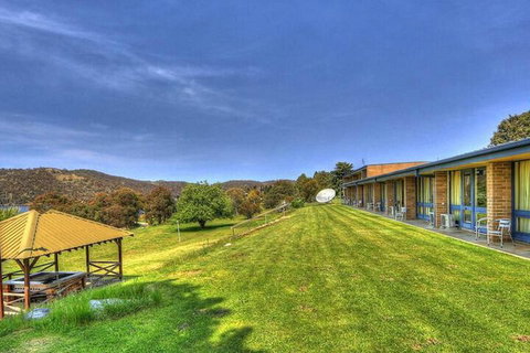 Lake Jindabyne Hotel - Foster Accommodation 2