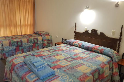 Cobb Inlander Motel - Foster Accommodation 5