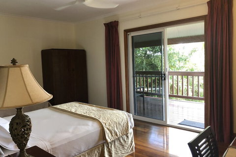 Daintree Manor Bed & Breakfast - Foster Accommodation 4