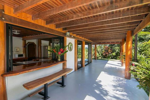 Daintree Manor Bed & Breakfast - Foster Accommodation 1