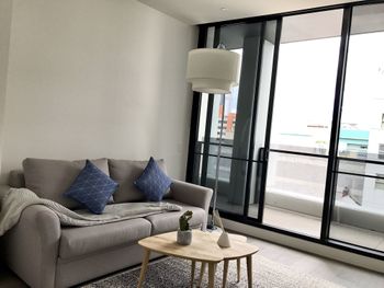 UrbanMinder At The Eminence - Foster Accommodation 4