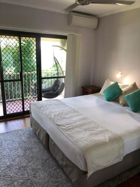 Balcony Apartment Port Douglas - Foster Accommodation 3