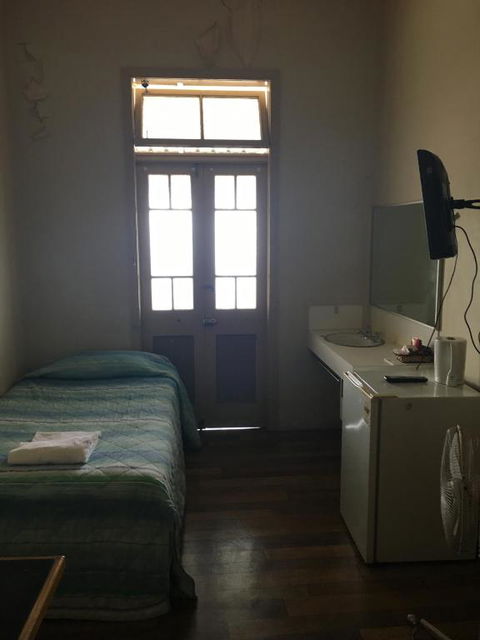 Taylors Hotel - Foster Accommodation 1