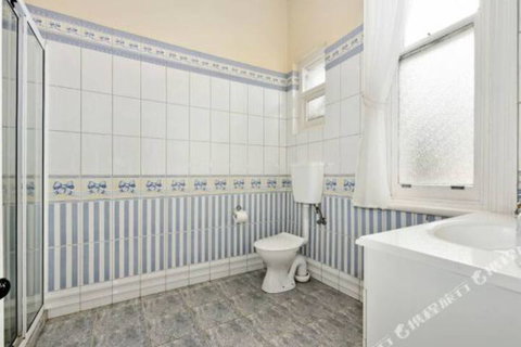 Rose Garden Spacious Family Home Near CBD - Foster Accommodation 0