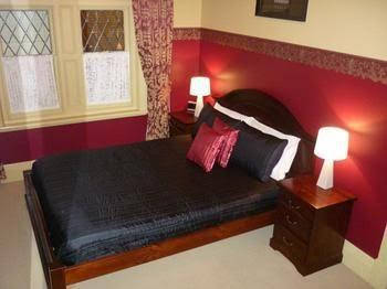 Triune House Bed & Breakfast - Foster Accommodation 1