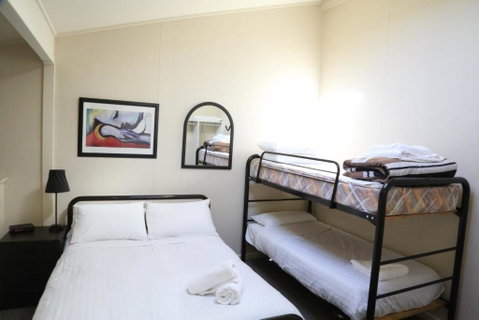 Razorback 2 - Foster Accommodation 6