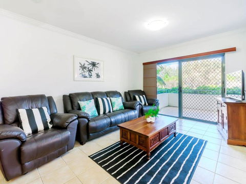 Breakers Block 1 Unit 1 Pool In Complex Across The Road From The Beach - Foster Accommodation 6