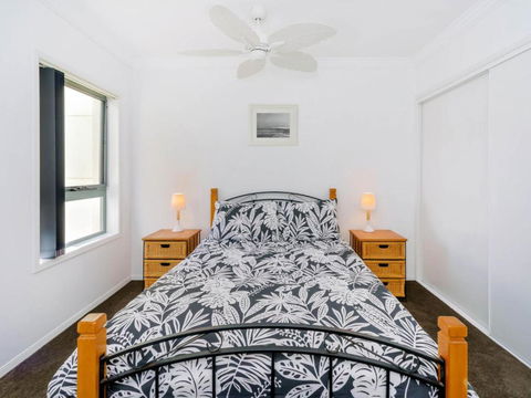 Breakers Block 1 Unit 1 Pool In Complex Across The Road From The Beach - Foster Accommodation 1