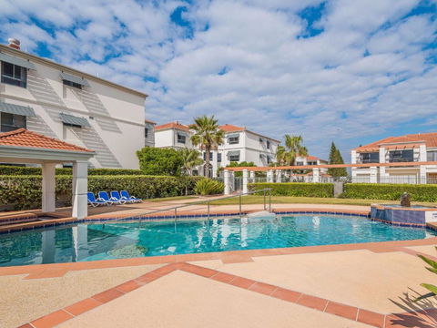 Breakers Block 1 Unit 1 Pool In Complex Across The Road From The Beach - Foster Accommodation 2