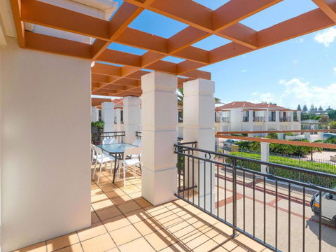 Breakers Block 3 Unit 2 Pool In Complex Across The Road From The Beach - Foster Accommodation 3
