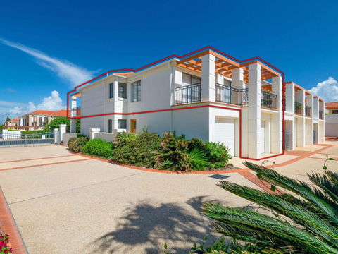 Breakers Block 3 Unit 2 Pool In Complex Across The Road From The Beach - Foster Accommodation 6