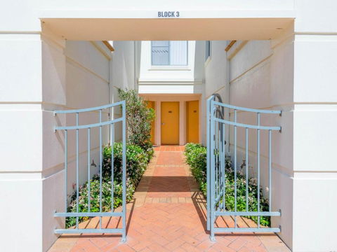 Breakers Block 3 Unit 2 Pool In Complex Across The Road From The Beach - Foster Accommodation 4