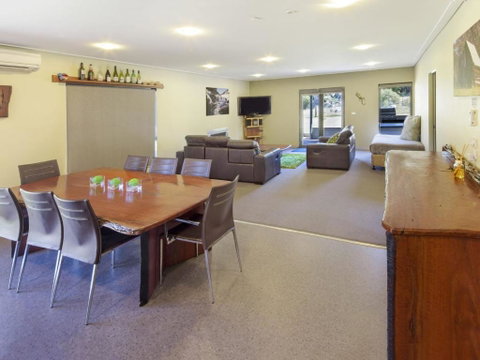 Kickenback Lodge - Foster Accommodation 5