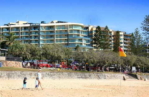 Beachfront Mooloolaba Apartment - Foster Accommodation 4