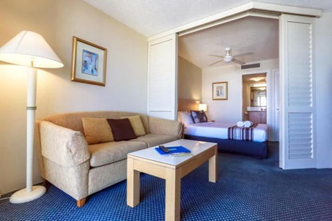 Beachfront Mooloolaba Apartment - Foster Accommodation 5