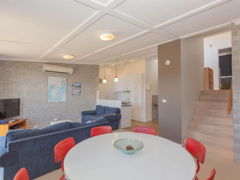 Tanderra 17 / 28 Park Road - Foster Accommodation 1