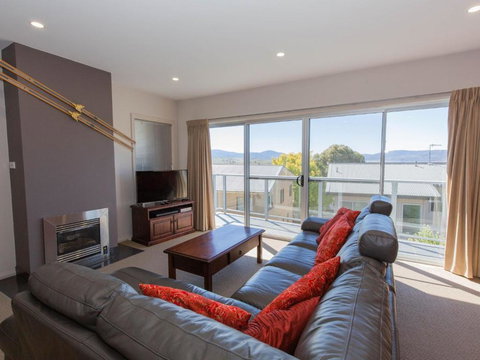 Opus 1 / 10 Poly Cow Lane - Foster Accommodation 2