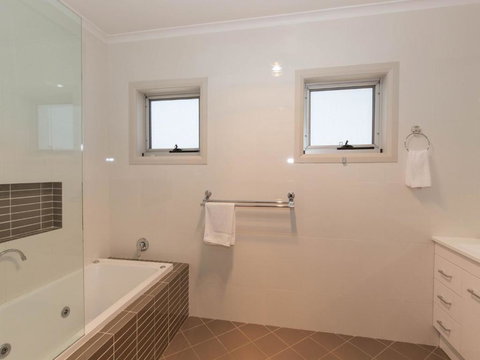 Opus 1 / 10 Poly Cow Lane - Foster Accommodation 1