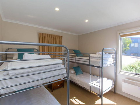 Opus 1 / 10 Poly Cow Lane - Foster Accommodation 5