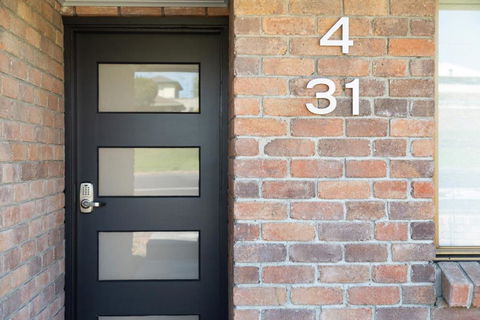 City Four Apartment - Foster Accommodation 2