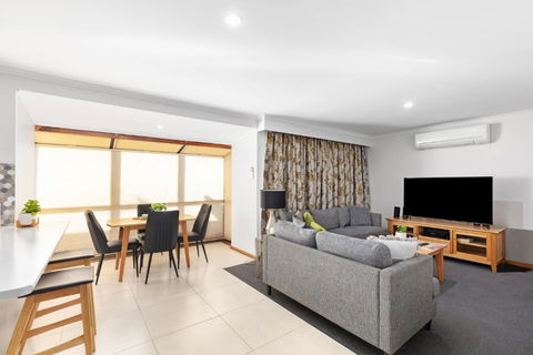 City Four Apartment - Foster Accommodation 1