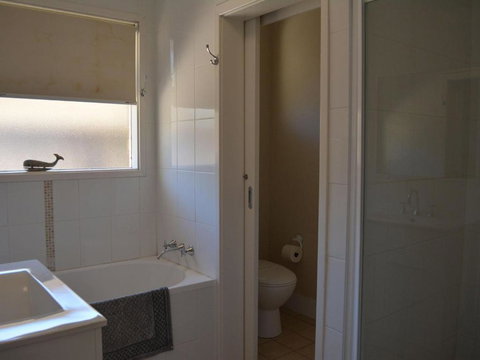 Wanda Magic 19 Randall Drive Beautiful Water Front House - Foster Accommodation 3