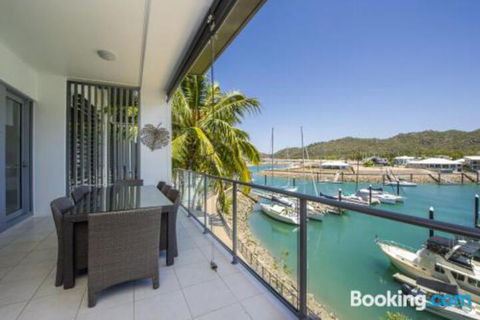 Blue On Blue Penthouse Apartment 335 - Foster Accommodation 2