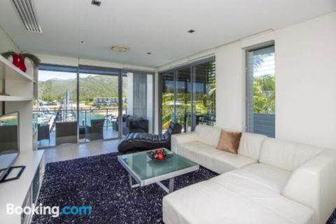 Blue On Blue Penthouse Apartment 335 - Foster Accommodation 3