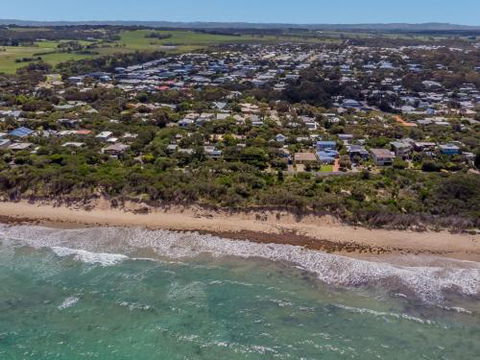 DRIFTAWAY ACROSS FROM SURF BEACH - Foster Accommodation 4