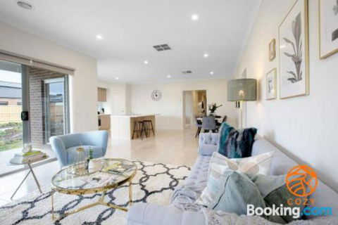109Cozy Cranbourne Family House5Bed2Bath2Parking - Foster Accommodation 6