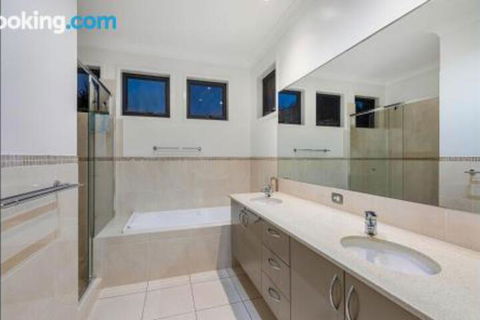 Narrabeen Beach House - Foster Accommodation 6
