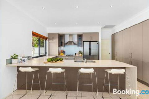 Narrabeen Beach House - Foster Accommodation 2