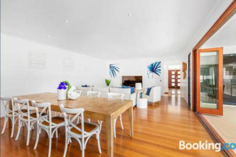 Narrabeen Beach House - Foster Accommodation 1