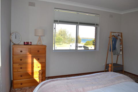 Apartment With Sweeping View Of The Bay 2 Bedrooms Sleeps 5 - Foster Accommodation 5