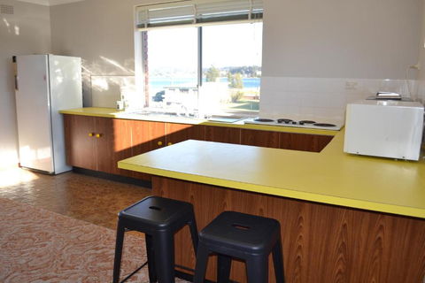 Apartment With Sweeping View Of The Bay 2 Bedrooms Sleeps 5 - Foster Accommodation 3