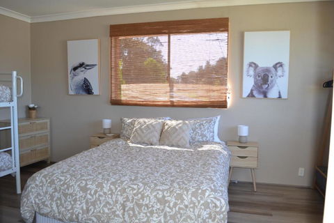 Apartment With Sweeping View Of The Bay 2 Bedrooms Sleeps 5 - Foster Accommodation 1