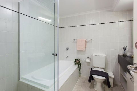 A Comfy 2BR Home Top Location FREE Parking - Foster Accommodation 5