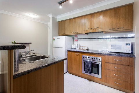 A Comfy 2BR Home Top Location FREE Parking - Foster Accommodation 6