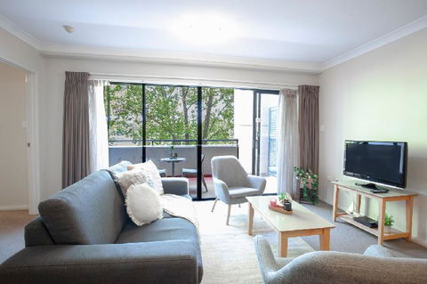 A Comfy 2BR Home Top Location FREE Parking - Foster Accommodation 4