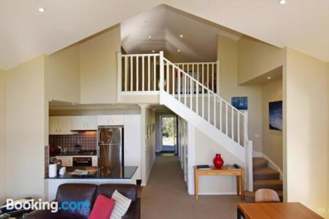 Hillcrest Spectacular Views! - Foster Accommodation 1