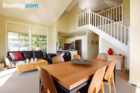 Hillcrest Spectacular Views! - Foster Accommodation 0