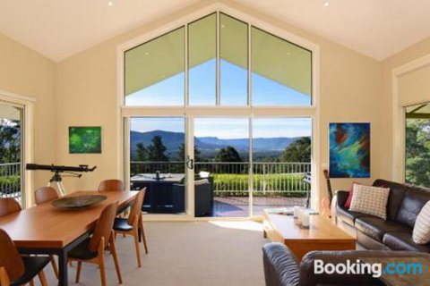 Hillcrest Spectacular Views! - Foster Accommodation 2