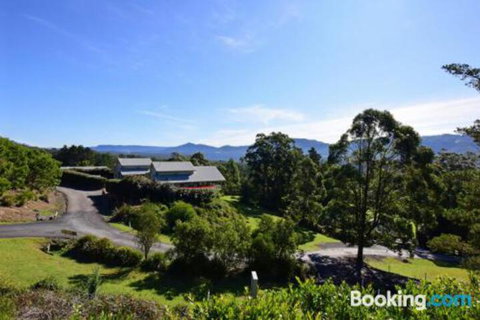 Hillcrest Spectacular Views! - Foster Accommodation 5