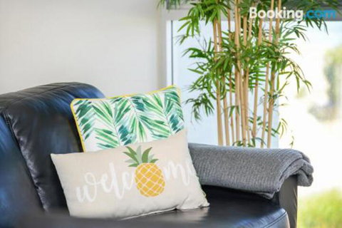 Bayline Beachfront Apartment No 4 - Foster Accommodation 6