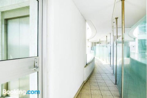 Bayline Beachfront Apartment No 4 - Foster Accommodation 1