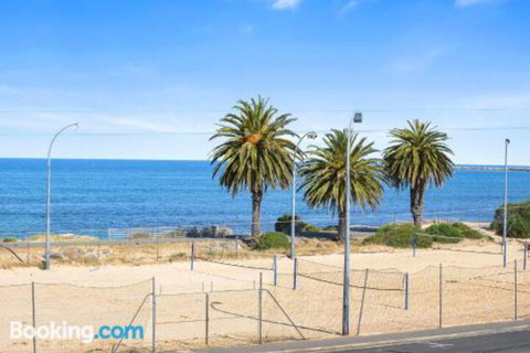 Bayline Beachfront Apartment No 4 - Foster Accommodation 2