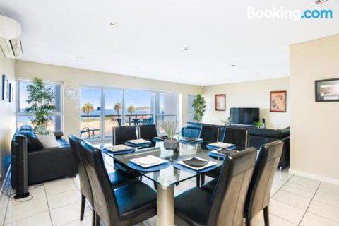 Bayline Beachfront Apartment No 4 - Foster Accommodation 4