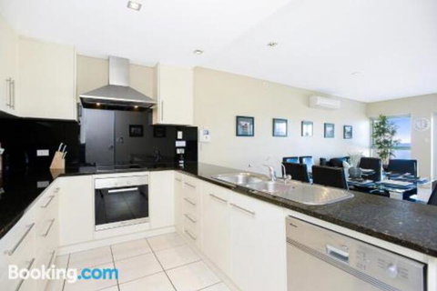 Bayline Beachfront Apartment No 4 - Foster Accommodation 3