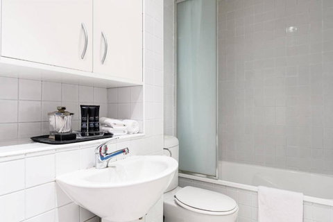 LUCY Stylish City Vibe & Views - Foster Accommodation 4